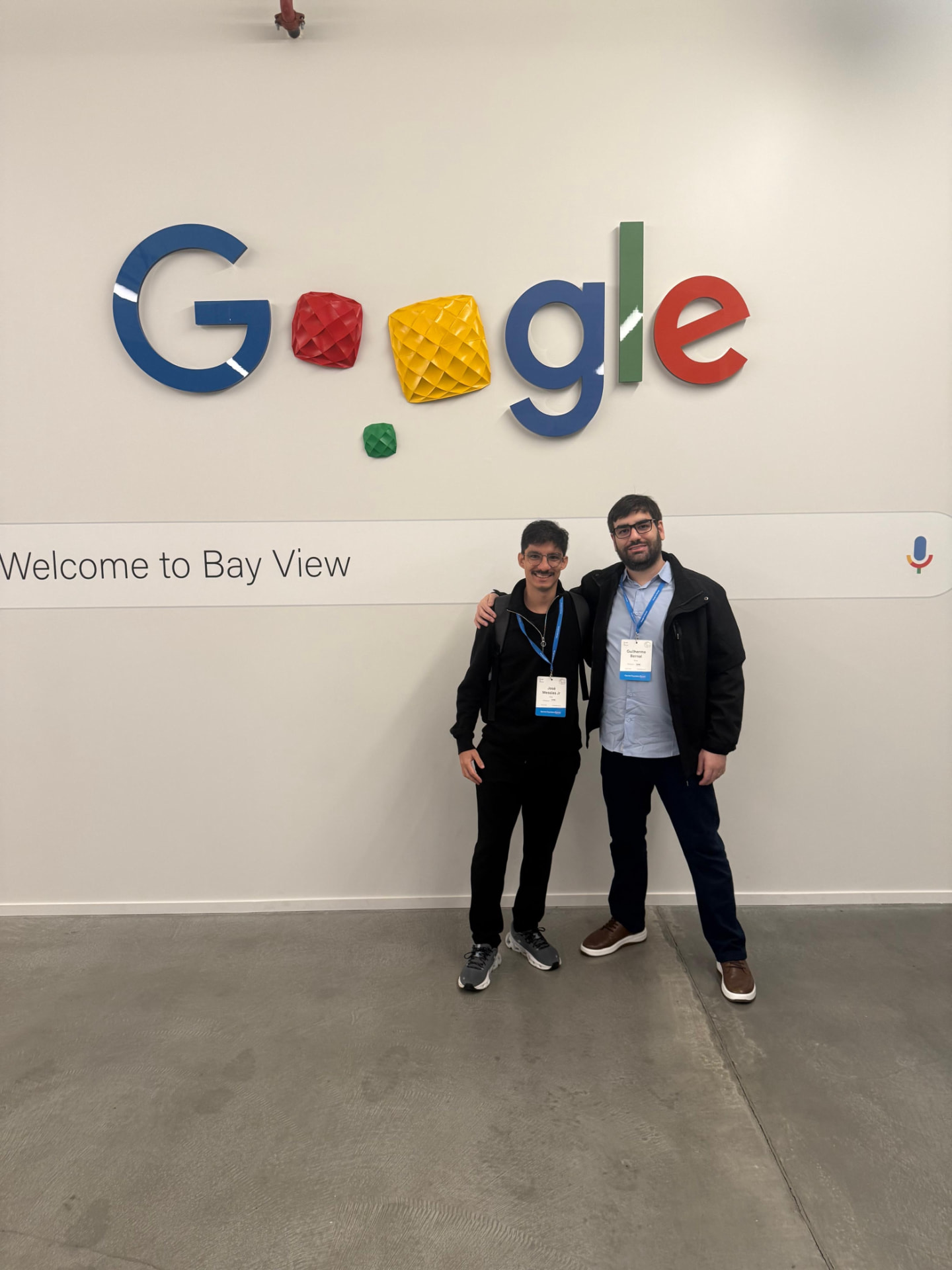 Representantes da emy no Google Bay View, na Califórnia